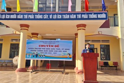 Thầy Nguyễn Duy Thành – Phó Hiệu trưởng Trường THPT CưM’gar trao đổi thông tin tuyển sinh lớp 10 tại Trường THCS Y Ngông NiêKđăm