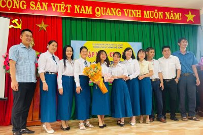 Buổi lễ chia tay giáo viên chuyển công tác diễn ra trong không khí xúc động và ấm áp.